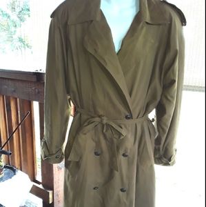 Vintage inspired trenchcoat with removable lining